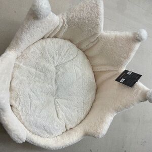 Nandog Prive Collection Crown Bed NWT - White